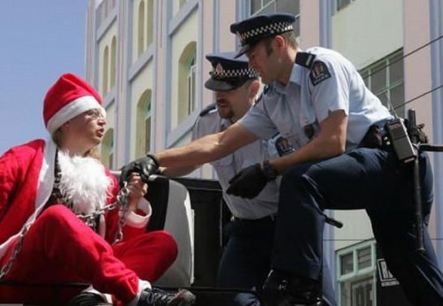 Полиция ловит Санта Клаусов (14 фото)