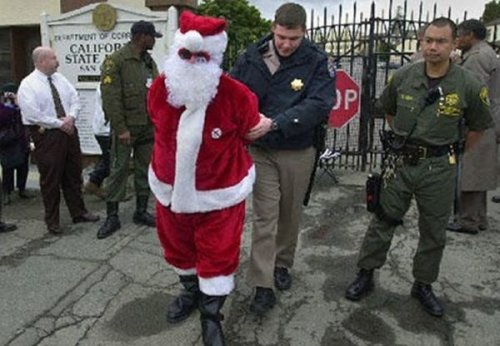 Полиция ловит Санта Клаусов (14 фото)
