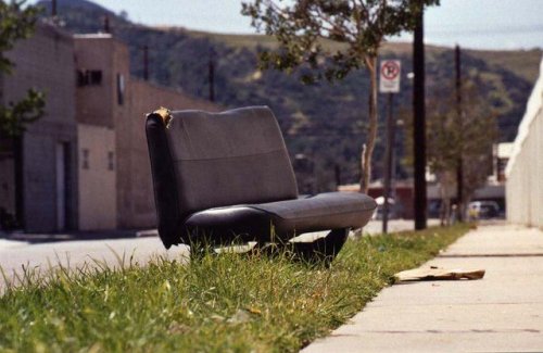Как в LA избавляются от ненужной мебели (30 фото)