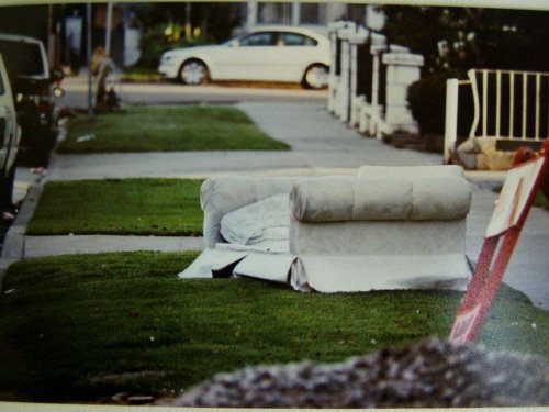 Как в LA избавляются от ненужной мебели (30 фото)